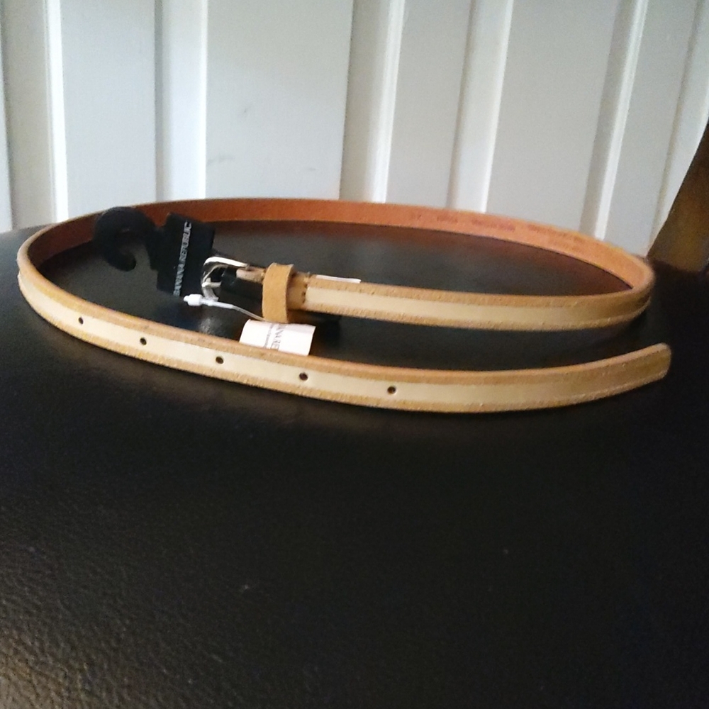 💥NEW💥Thin Beige Patent Leather with Suede Belt